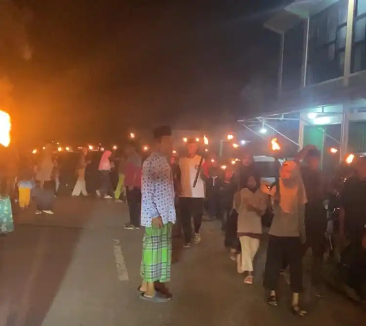 Malam Idul Fitri 1446 H, Ratusan Obor Ramaikan Takbir Keliling di Desa Guali