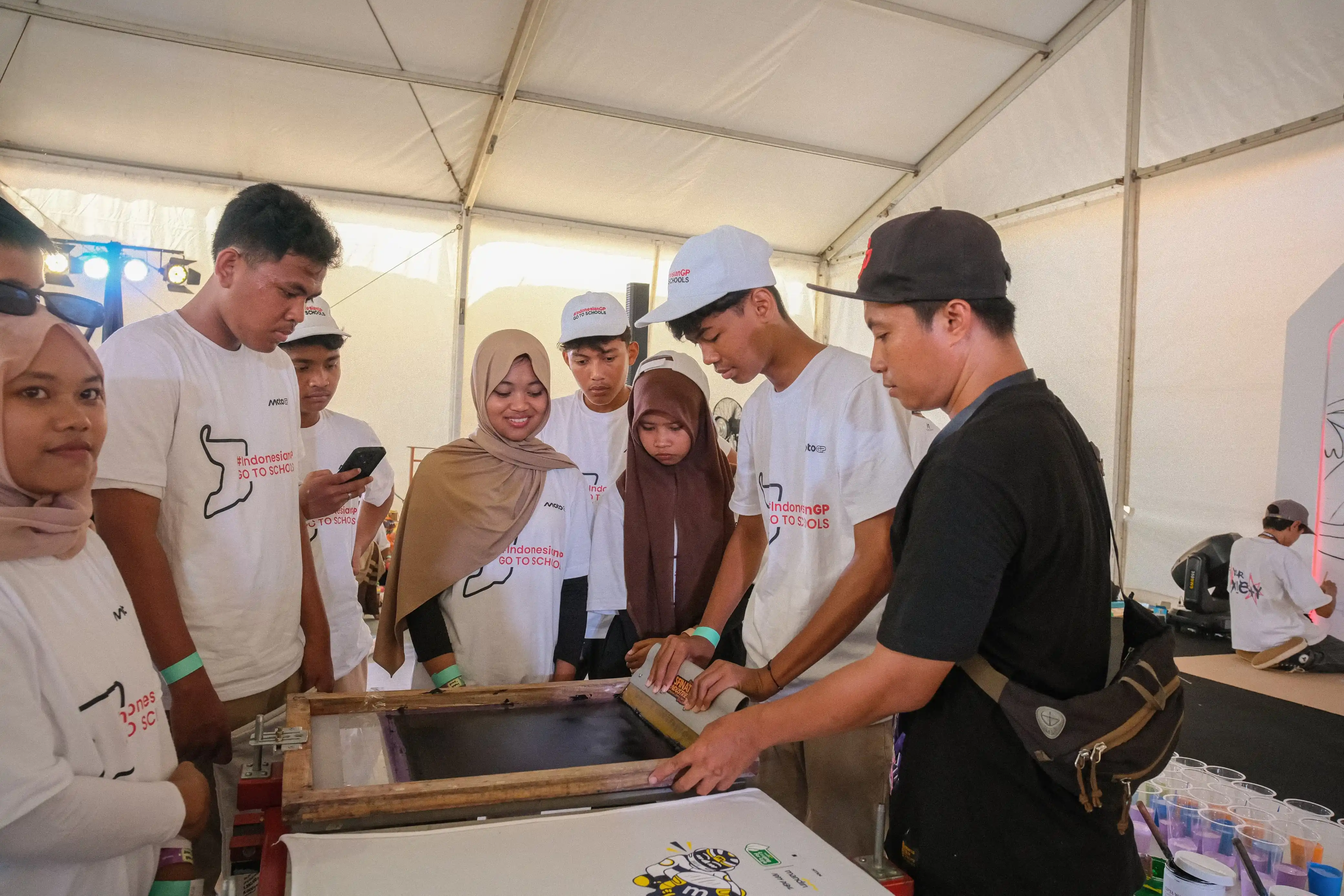 Mandiri Looping for Life Edukasi 1.000 Siswa Mandalika dan Perkuat UMKM di MotoGP 2025 [Foto: Doc. Mandiri]