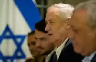 Mantan Menteri Pertahanan Israel Benny Gantz (kedua dari kanan) bertemu dengan Menteri Luar Negeri AS Antony Blinken di Tel Aviv, Israel, Kamis, 8 Februari 2024. (Foto: Mark Schiefelbein/ AP Photo/Pool, arsip)