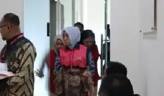 Mantan Panitera Pengadilan Negeri (PN) Jakarta Timur (Jaktim), Rina Pertiwi (RP) mengenakan rompi tahanan (Foto: Istimewa)