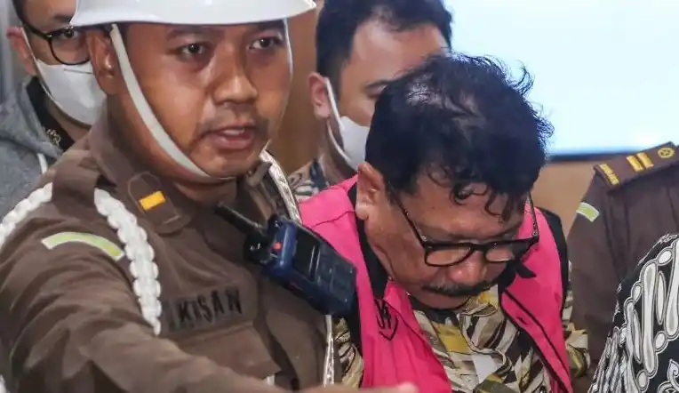 Mantan pejabat MA Zarof Ricar berjalan menuju mobil tahanan usai diperiksa di Kejaksaan Agung, Jakarta, Jumat (25/10/2024).