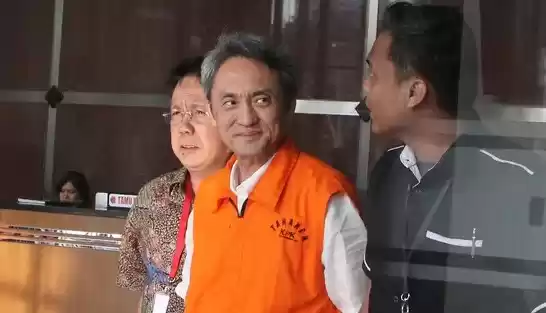 Mantan Presiden Komisaris Lippo Group, Eddy Sindoro usai menjalani pemeriksaan di Gedung KPK, Jakarta, Senin (22/10). Eddy diperiksa KPK sebagai tersangka kasus dugaan pemberian suap kepada Panitera PN Jakarta Pusat.