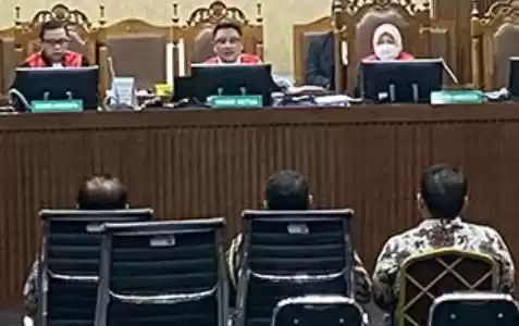 Merdian Tri Hadi, Sugeng Priyono dan Isnar Widodo saat mengikuti persidangan lanjutan kasus SYL (Foto: Ist)