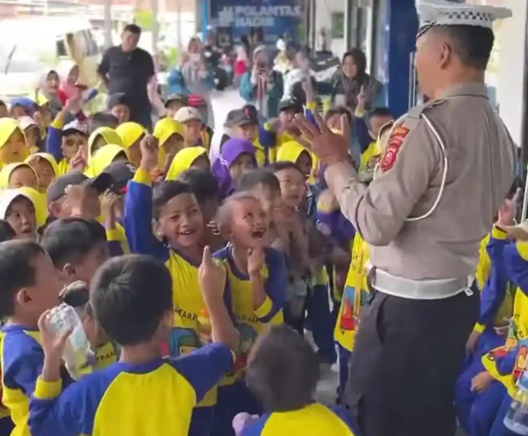 Mapolres Garut Siswa-siswi TK Al-Mukhtaariyah saat berkunjung ke Mapolres Garut. (Foto: tangkapan layar)