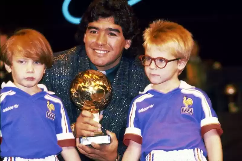 Diego Maradona menerima trofi Adidas Golden Ball, pada Piala Dunia 1986. (Foto: ANTARA)