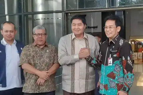 Menteri Perumahan dan Kawasan Permukiman (PKP) Maruarar Sirait (Ara) dengan Wakil Ketua KPK Johanis Tanak di kantor KPK, Jakarta, Selasa 5 November 2024. (Foto: Dok MI)