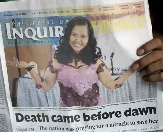 Artikel surat kabar di Filipina memajang foto Mary Jane Veloso sebelum perempuan itu dieksekusi mati di Nusakambangan, Indonesia, pada 29 April 2015.