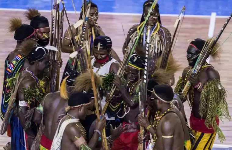Masyarakat suku Amungme membawakan tarian Tup dalam suatu acara di GOR Mimika Sport Complex.  (Foto: ANTARA)
