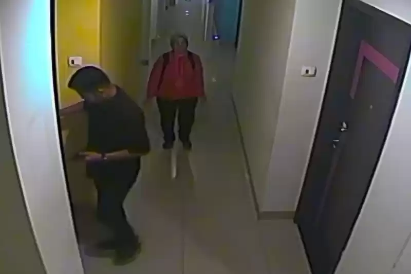 Rekaman CCTV, saat terduga pelaku berinisial AARN (baju hitam) bersama RM (baju pink) memasuki hotel. [Foto: ANTARA]