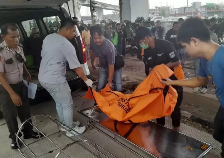 Penemuan mayat seorang pria di kolong Tol Ancol, Jakarta Utara