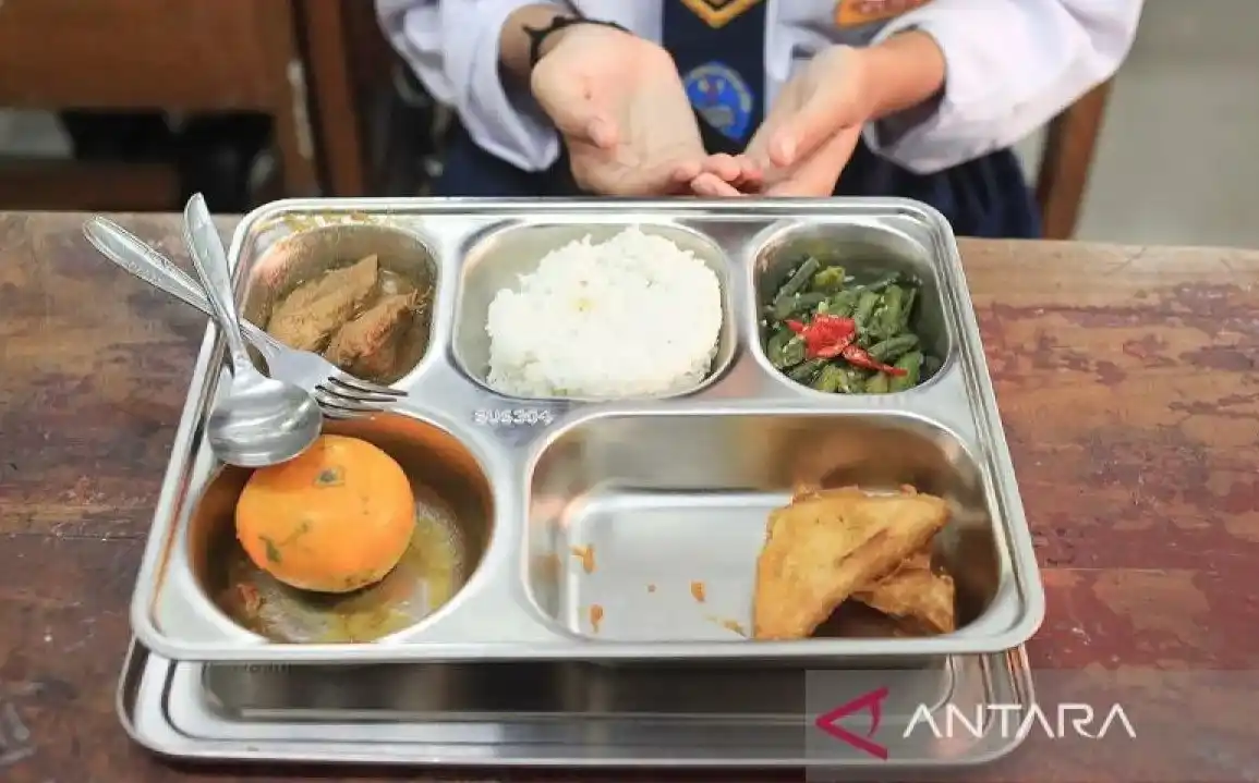MBG Seorang siswa bersiap menyantap sajian dalam program Makan Bergizi Gratis di SMP Negeri 61, Slipi, Jakarta, Senin (6/1/2025) (Foto: Dok MI/Antara)