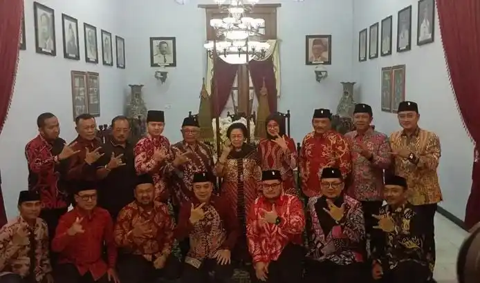 Megawati Kunjungi Makam Bung Karno, Kobarkan Kembali Semangat Asia-Afrika dari Blitar Mantan Presiden RI ke-5 Megawati Soekarnoputri, bersama Ketua DPP, DPD, serta kepala daerah dari PDI Perjuangan (Foto: Dok MI/Joko Prasetyo)