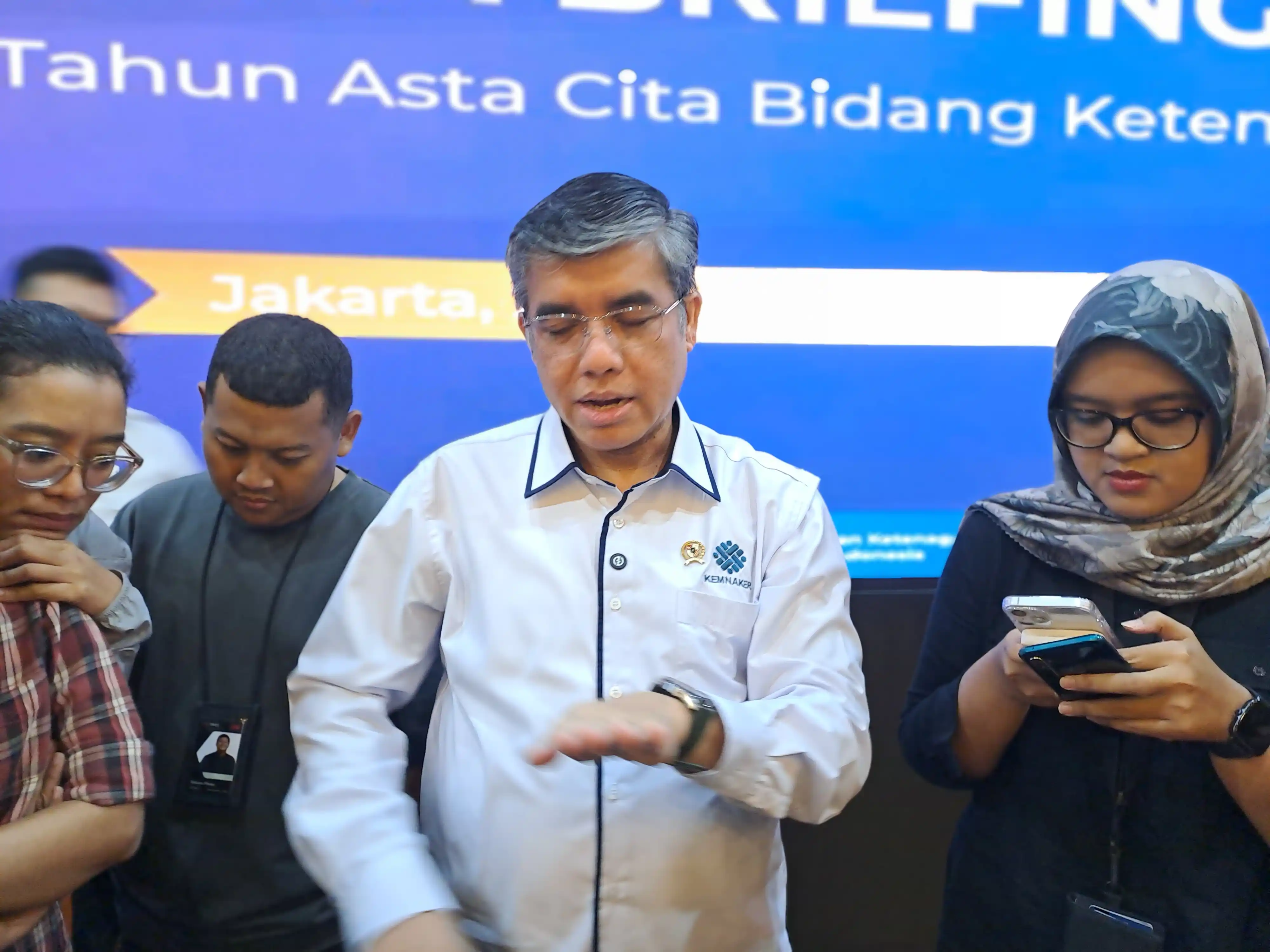 Yassierli Paparkan Capaian Kemnaker 2025: Dari BSU hingga Program Magang Nasional Batch 2 Menaker Yassierli selepas Media Briefing bincang dengan jurnalis. (Foto.Rizal Siregar)