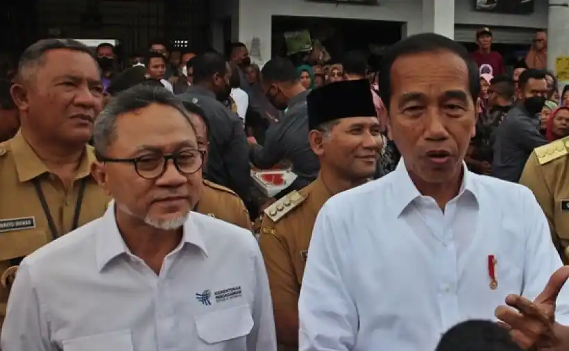 Jokowi didampingi Menteri Perdagangan Zulkifli Hasan (kiri) usai mengecek harga di Pasar Rakyat Cepogo, Kabupaten Boyolali, Jawa Tengah, Senin (10/4/2023).  (Foto: Dok MI/Antara)