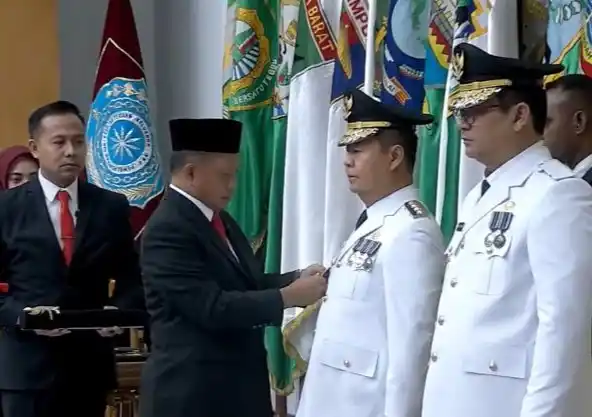 Mendagri Tito Karnavian lantik Pj Gubernur DKI Jakarta Teguh Setyabudi dan Pj Gubernur Papua Tengah Anwar Harun Damanik. (Foto: Antara)