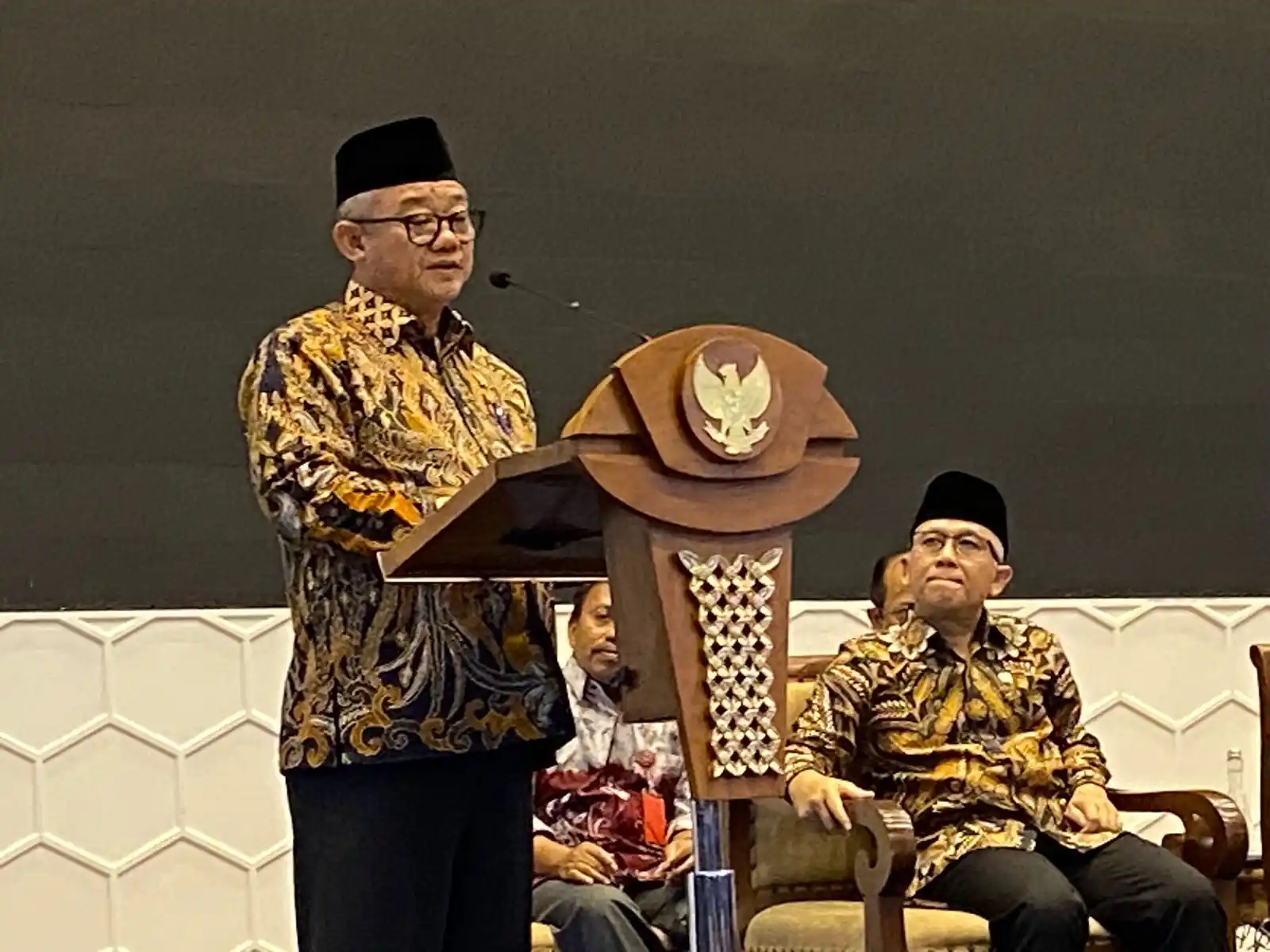 Satu Tahun Abdul Mu’ti Pimpin Kemendikdasmen: Revitalisasi, Digitalisasi, dan Pemerataan Pendidikan Mendikdasmen Abdul Mu’ti paparkan masalah pendidikan. (Foto. Rizal Siregar)