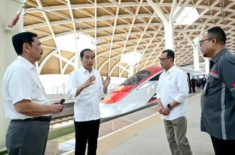 Mahfud Sebut KPK Bisa Periksa Mantan Menteri Jokowi di Kasus Kereta Cepat, Eks Menhub Budi Karya? Menteri Perhubungan Budi Karya Sumadi mendampingi Presiden Republik Indonesia Joko Widodo (Jokowi) saat melakukan uji coba Kereta Cepat Indonesia-China (KCIC), Rabu (13/9/2023).