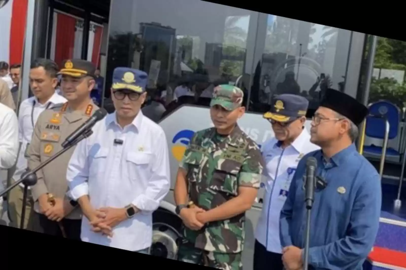 Menhub, Budi Karya Sumadi, meresmikan BISKITA Trans Depok di Stasiun LRT Harjamukti, Depok, Jawa Barat (Jabar). Proyek bus angkutan umum itu menelan biaya mencapai total Rp 11 miliar. (Foto: Istimewa)