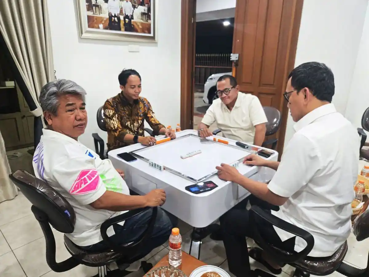 Menhut Raja Juli main domino bersama pembalak liar Azis Wellang, dan Menteri P2MI Abdul Kadir Karding (Foto: X/@yusuf_dumdum)