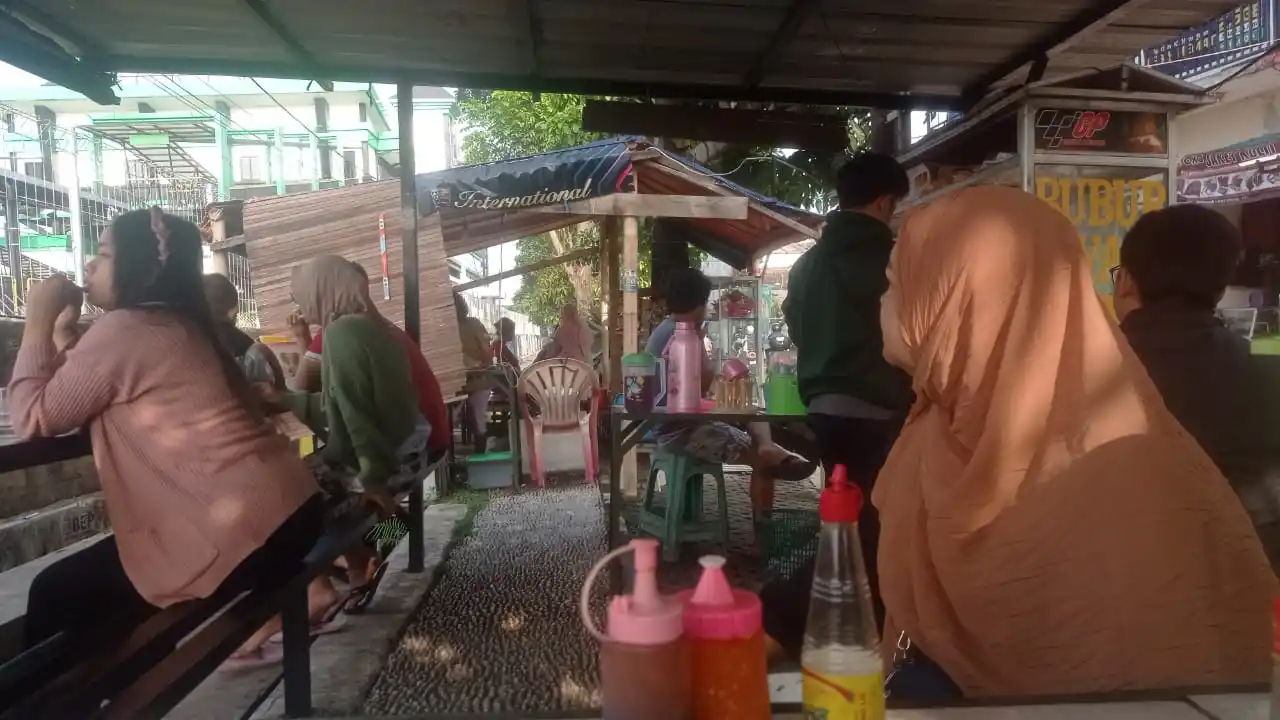Warga saat menikmati Bubur Ayam Sindad dekat Stasiun Cimekar, Kabupaten Bandung, Jawa Barat pada Kamis (24/10/2024) pagi. (Foto: MI/Sugiyanto)