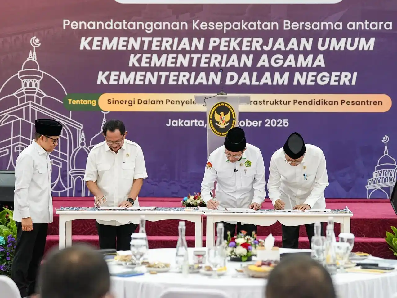 Tiga Kementerian Sepakat Tata Pesantren, Muhaimin: Sesuai Instruksi Presiden Prabowo Menko PM A. Muhaimin Iskandar memimpin penandatangan kesepakatan bersama penataan pesantren antara Menteri Agama, Menteri PU, dan Menteri Dalam Negeri di Kantor Kemenko PM. (Dok. MI)