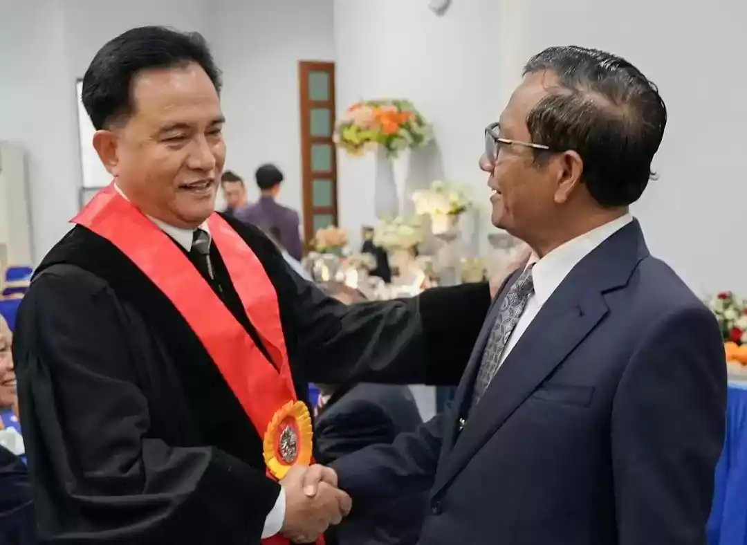 Yusril Ihza Mahendra bersama Mahfud Md (Foto: Dok MI)