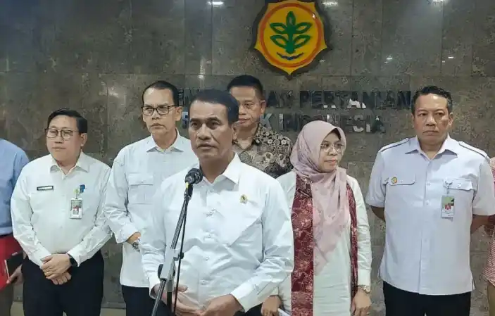 Mentan menindak 27 perusahaan yang memproduksi pupuk di bawah standar komposisi pupuk (Foto: Antara)