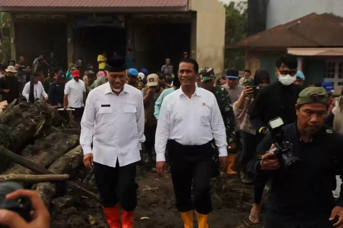Menteri Pertanian, Andi Amran Sulaiman (kanan) didampingi Gubernur Sumatera Barat Mahyeldi Ansharullah meninjau lokasi bencana banjir lahar dingin Gunung Marapi di Kabupaten Agam, Sabtu (18/5/2024). (Foto: Antara)