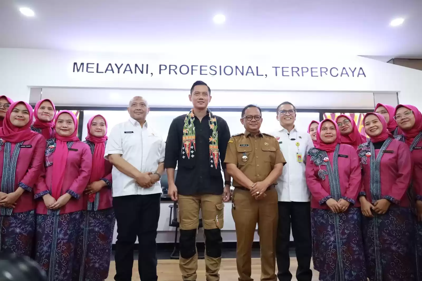 Menteri ATR/BPN, Agus Harimurti  Yudhoyono hadir di Kota Bekasi, menyerahkan sertifikat tanah milik masyarakat (Foto: Hms)