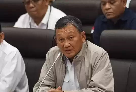 Menteri Energi dan Sumber Daya Mineral (ESDM) Arifin Tasrif (tengah, bawah) didampingi Irjen ESDM Bambang Suswantono (kanan) dan jajaran lainnya menyampaikan paparan saat rapat kerja bersama Komisi VII DPR di kompleks Parlemen, Jakarta, Rabu (3/4/2024)