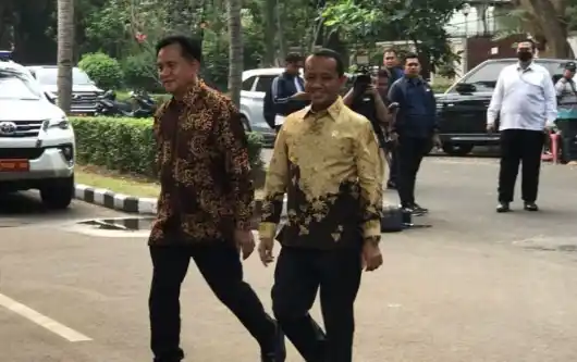 Menteri ESDM Bahlil Lahadalia (kanan) dan Yusril Ihza Mahendra (kiri) saat menyambangi kediaman Prabowo Subianto di Kartanegara IV, Jakarta Selatan, Senin (14/10/2024) (Foto: ANTARA)
