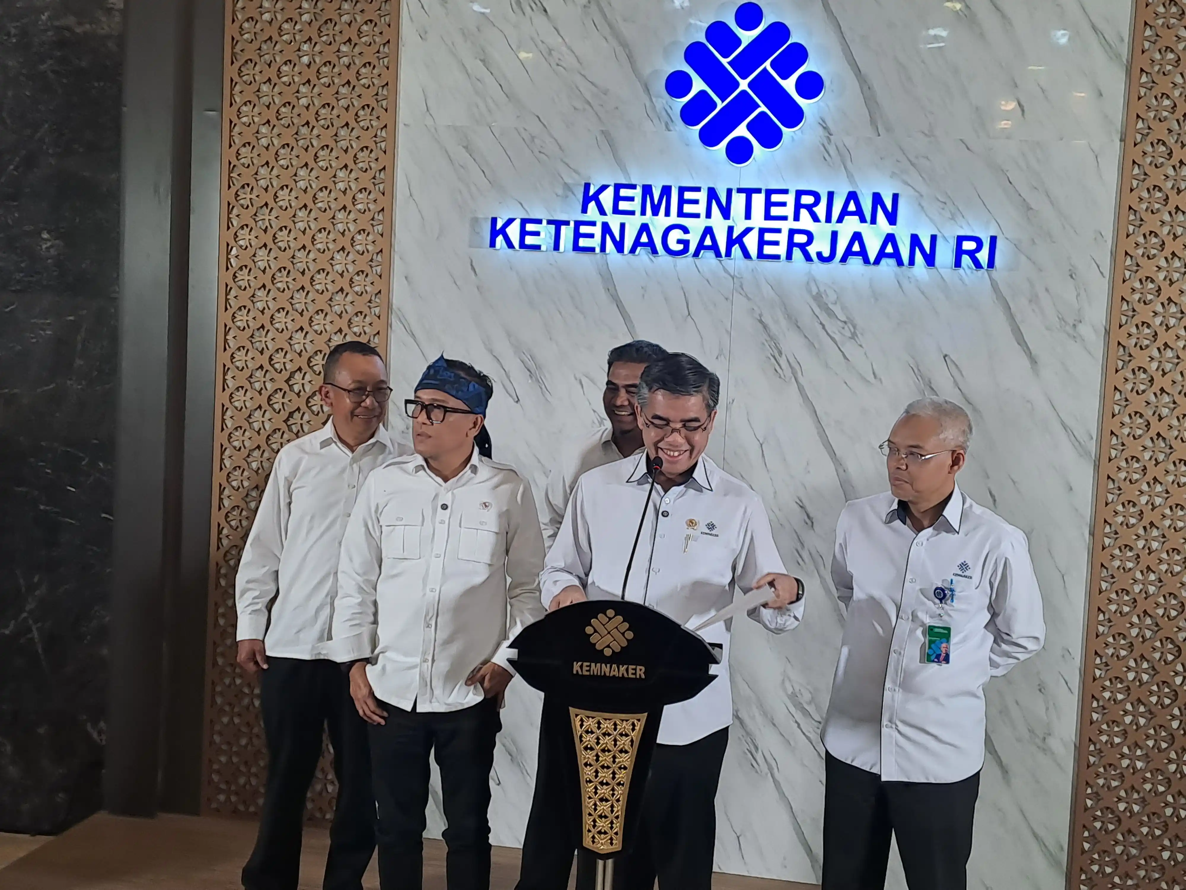 Menaker Yassierli  saat beberkan  soal Larangan Penahanan Ijazah.(Foto. Rizal)