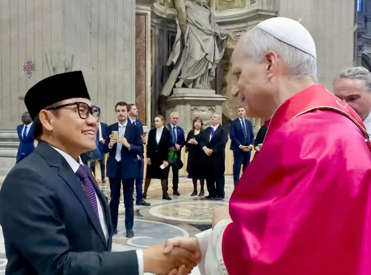 Menteri Koordinator Pemberdayaan Masyarakat, Muhaimin Iskandar saat menjabat tangan   Paus Leo XIV di Vatikan. (Dok. IST))