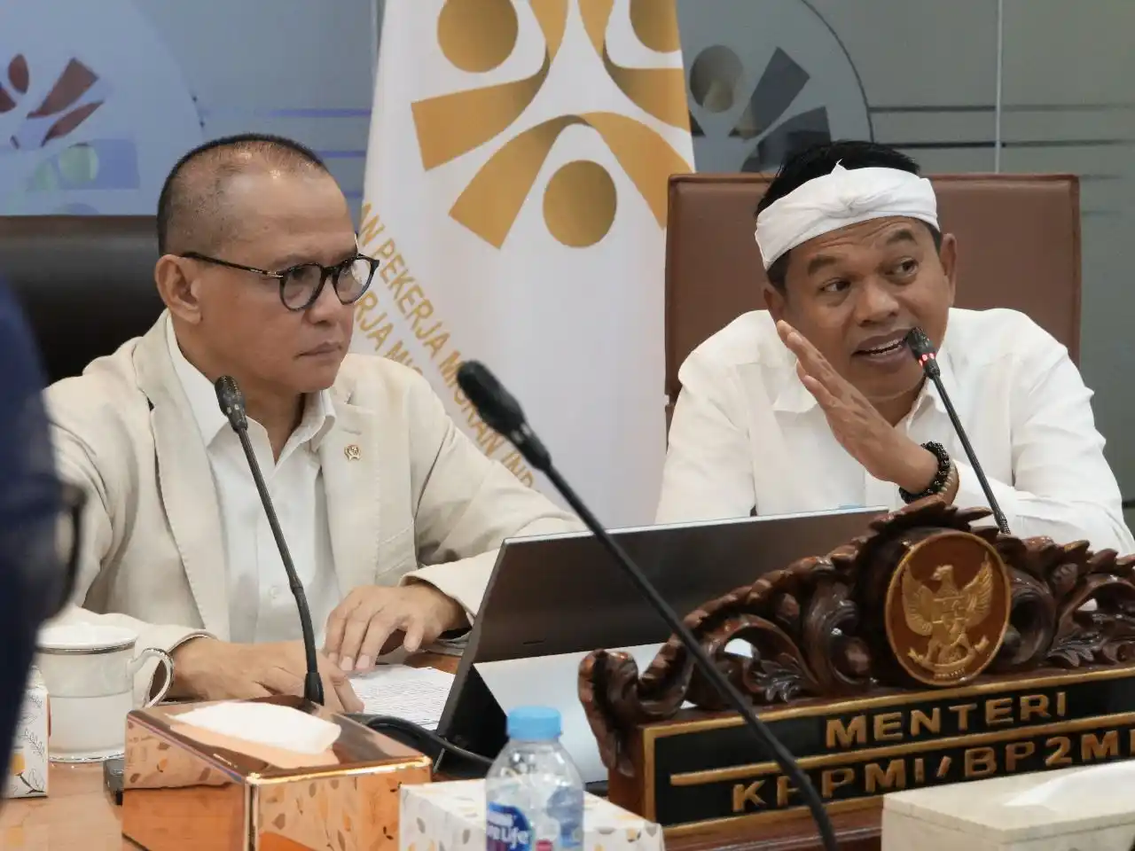 Menteri Mukhtarudin saat menggelar pertemuan dengan Gubernur Jawa Barat Dedi Mulyadi. (Foto. KemenP2MI)