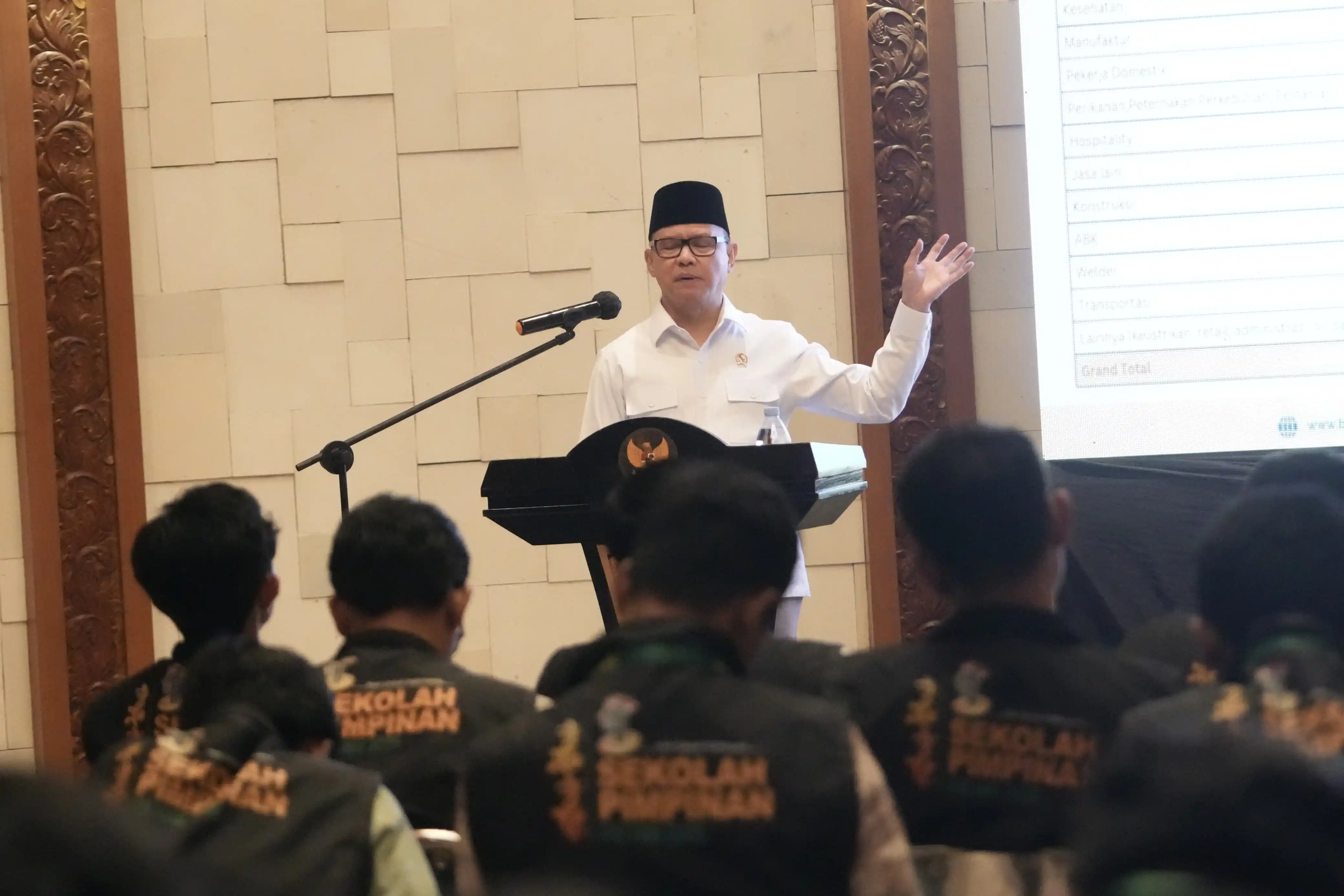 Menteri P2MI Mukhtarudin menjadi salah satu narasumber utama pada Sekolah Pimpinan (Sepim) Pengurus Besar Himpunan Mahasiswa Islam (PB HMI) (Dok. Kemen P2MI)
