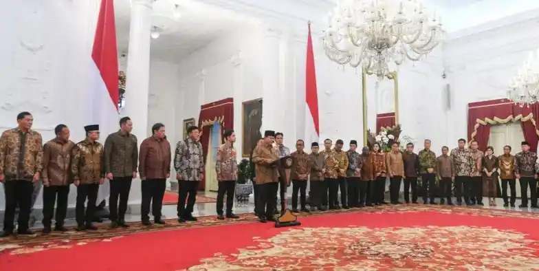 Presiden Prabowo Subianto (ketujuh kiri) didampingi Wapres Gibran Rakabuming Raka (keenam kiri) mengumumkan jajaran menteri Kabinet Merah Putih di Istana Merdeka, Jakarta, Minggu (20/10/2024) malam.