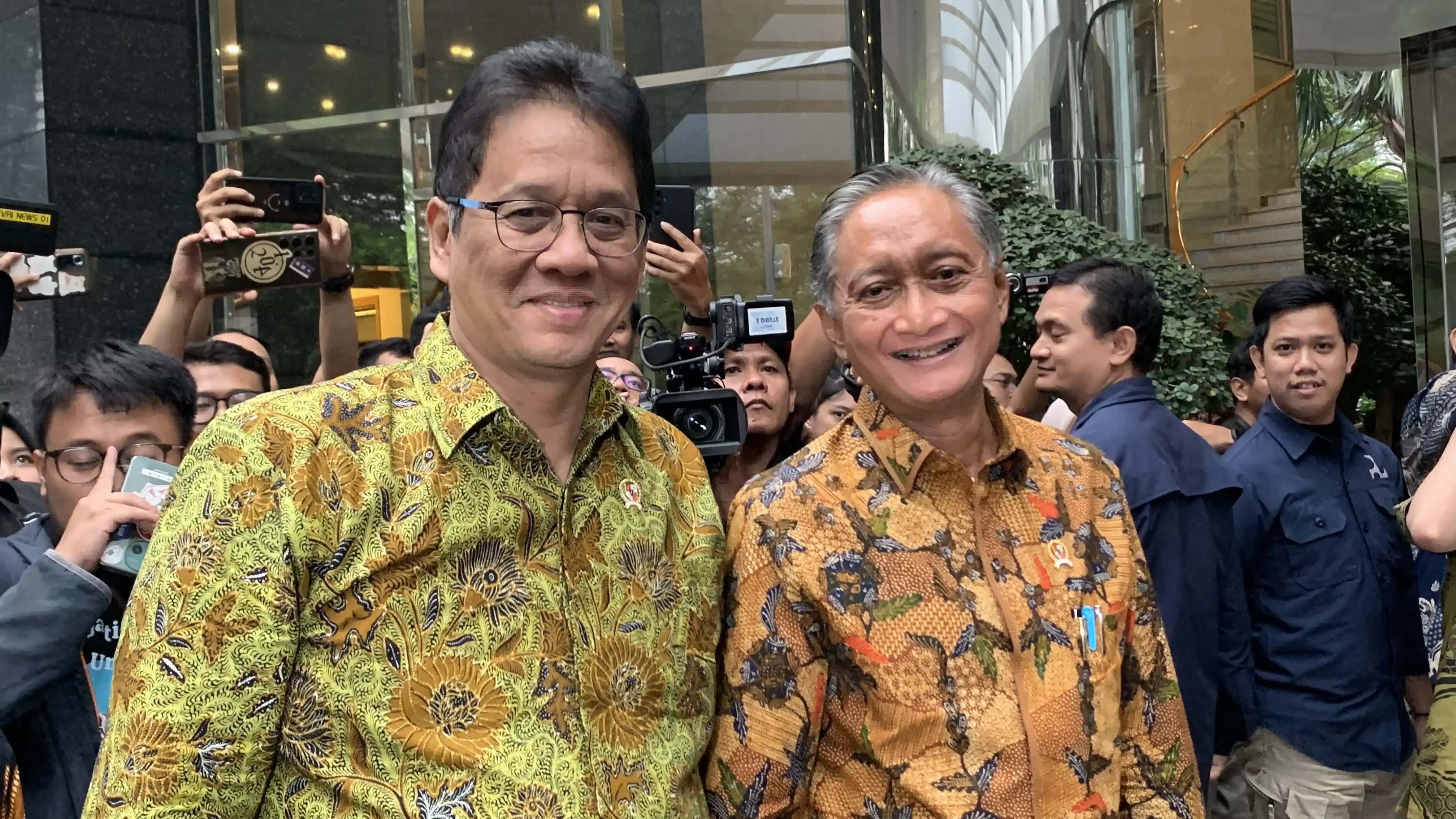 Menteri PU dan Kemenkeu Menteri Pekerjaan Umum, Dody Hanggodo menyambut kedatangan Menteri Keuangan, Purbaya Yudhi Sadewa di kantor Kementerian PU, Jakarta, Jumat (17/10). (Foto: Zul Sikumbang)