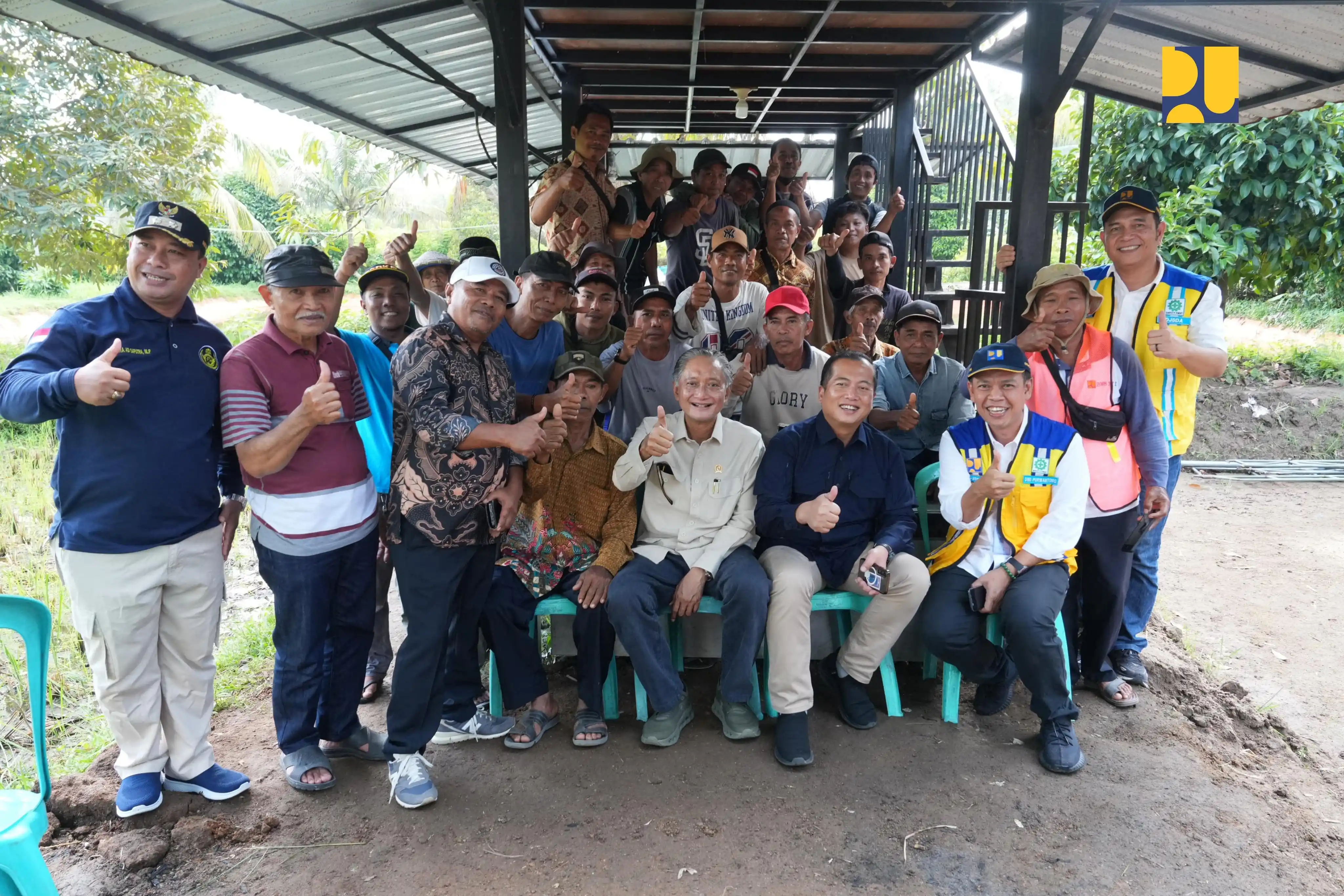 Kementerian PU Rehabilitasi Jaringan Irigasi Sesaot, Libatkan Masyarakat Lokal Menteri Pekerjaan Umum , Dody Hanggodo bersama Gubernur NTB Lalu Muhammad Iqbal berfoto bersama dengan kelompok tani penerima manfaat Jaringan Irigasi Sesaot, Lombak Barat, Minggu (19/10). (Foto: PU)