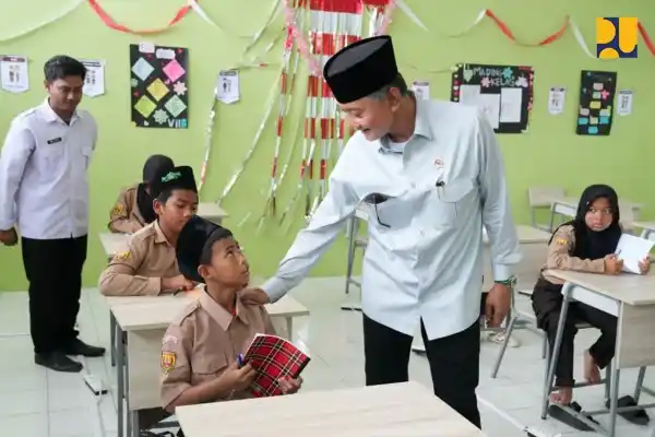 Menteri Pekerjaan Umum, Dody Hanggodo tengah berbicang dengan pelajar Sekolah Rakyat Terintegrasi 1 Cirebon, Cirebon, Rabu (20/8). (Foto: Dok/PU)