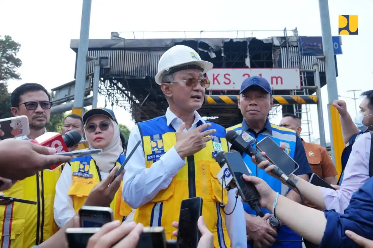 Menteri Pekerjaan Umum Dody meninjau kerusakan Gerbang Tol Pejompongan, akibat aksi demo, Selasa (2/9). (Fpto:Dok/Mi/PU)