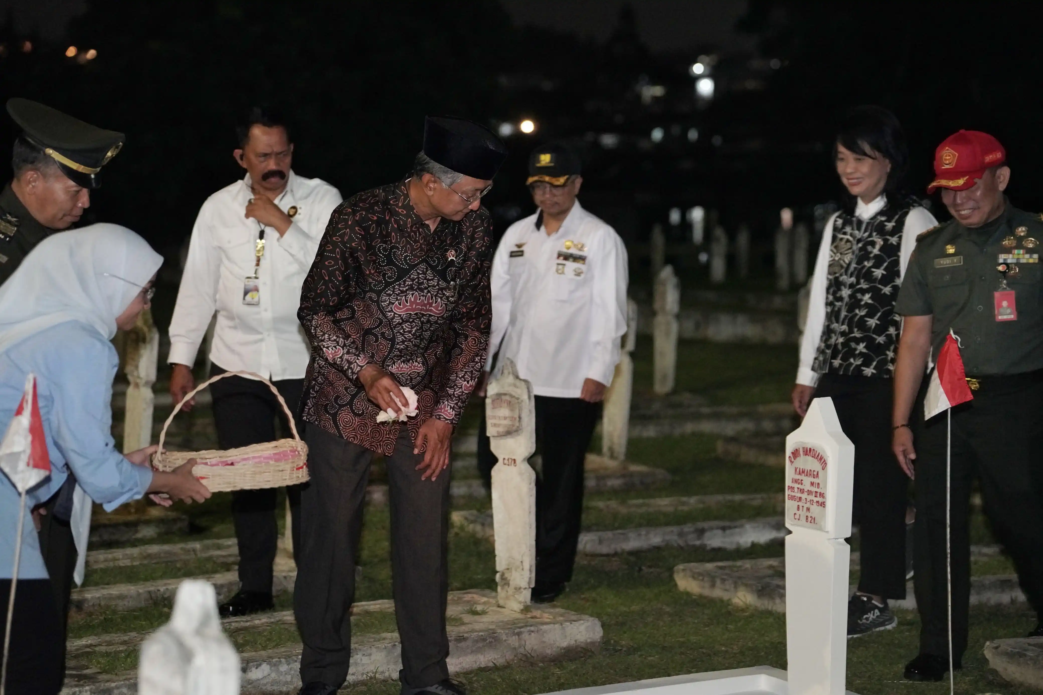 Menteri Pekerjaan Umum, Dody Hanggodo memimpin kegiatan ziarah dan tabur bunga di Taman Makam Pahlawan (TMP) Cikutra, Bandung, Selasa (2/12), sebagai bagian dari rangkaian peringatan Hari Bakti PU ke-80. (Foto: PU)