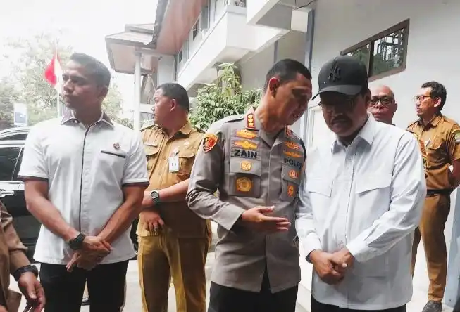 Menteri Sosial Saifullah Yusuf berbincang dengan Kapolres Metro Tangerang Kota Kombespol Zain Dwi Nugroho. (Foto: Antara)