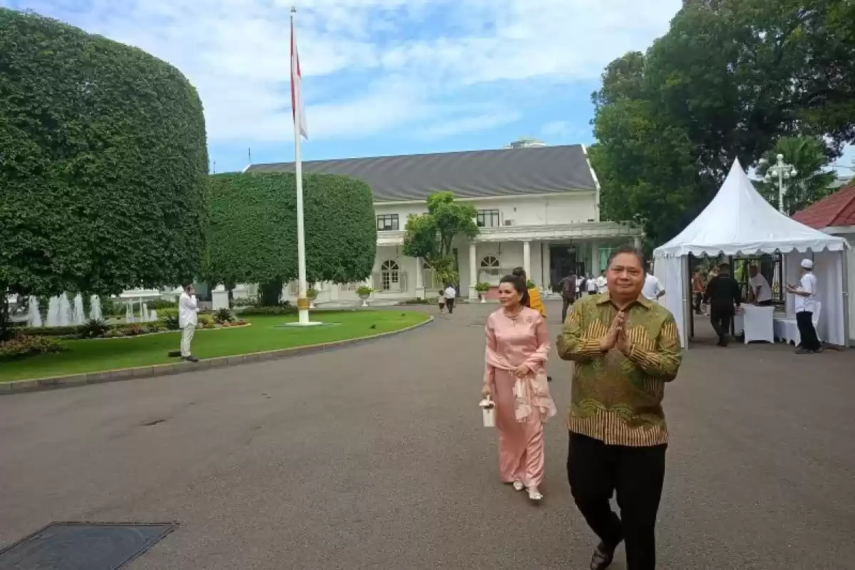 Menteri Koordinator bidang Perekonomian Airlangga Hartarto saat tiba di Istana Kepresidenan Jakarta, Rabu (10/4/2024). (Foto: ANTARA/Rangga Pandu)