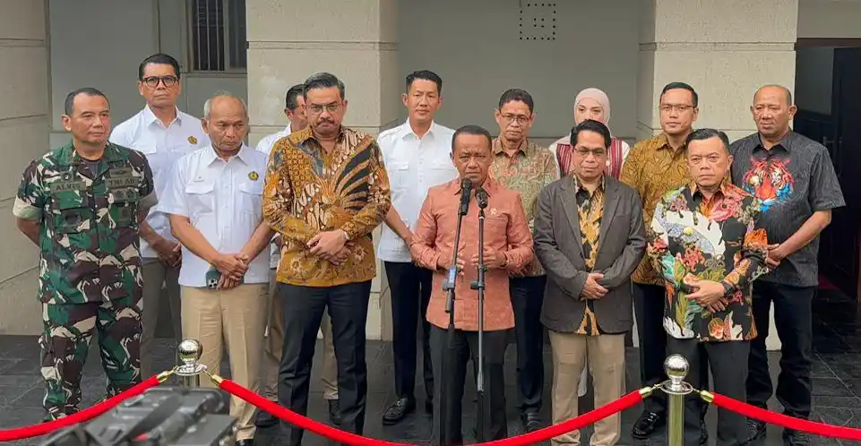 Kementerian ESDM Legalkan 45.000 Sumur Minyak Tak Bertuan, Hanya Sebagian Layak Produksi Menteri ESDM, H Bahlil Lahadalia (tiga dari kanan depan) bersama gubernur daerah penghasil migas memberikan penjelasan mengenai legalisasi 45.000 sumur minyak tak bertuan di halaman Gedung Kementerian ESDM, Jakarta Pusat, Kamis (9/10/2025). (Foto : Ist).