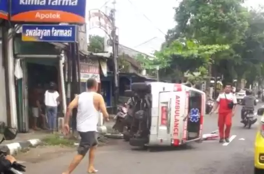 Mobil ambulan terguling di jalan Pahlawan, Tulungagung, Jatim, Kamis (18/4/2024) (Foto: Antara)