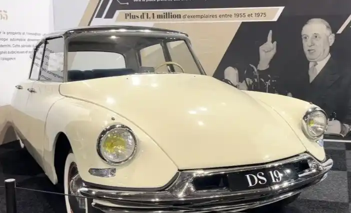 Mobil klasik Citroën DS 19 di Paris Motor Show 2024.