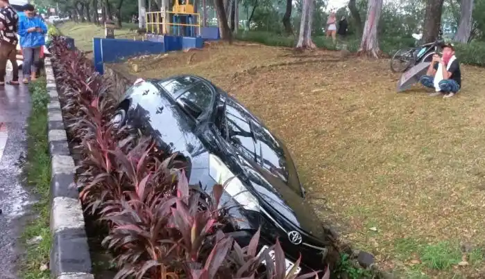 Mobil Sedan Nyungsep ke Saluran Air di Duren Sawit Jaktim sedan Vios berwarna hitam terperosok ke dalam saluran air (Foto: Antara)