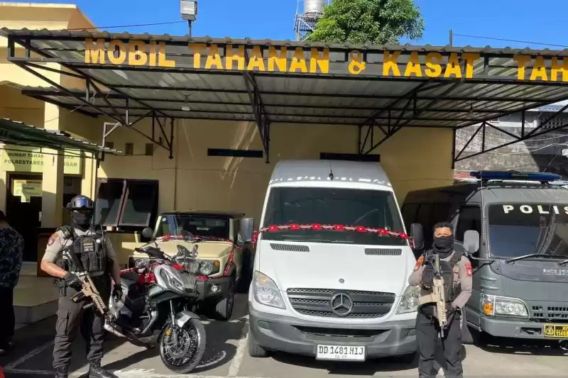Tiga kendaraan yang diduga milik mantan Menteri Pertanian (Mentan) Syahrul Yasin Limpo (SYL), yang diduga sengaja disembunyikan di Kota Makassar, Sulawesi Selatan. [Foto: Doc. KPK]
