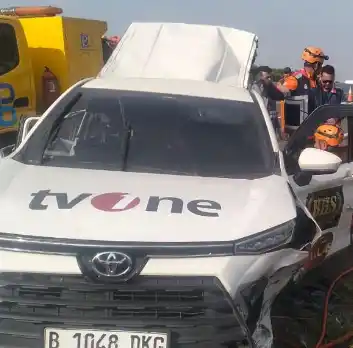 Mobil Kru TVOne Kecelakaan di Tol Pemalang [Foto: Ist]