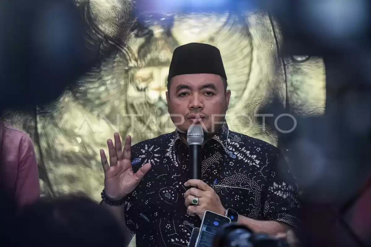 Plt Ketua KPU Mochammad Afifuddin memberikan keterangan pers terkait pemilihan petugas pelaksana Ketua KPU di Kantor KPU, Jakarta Pusat, Kamis (4/7/2024)